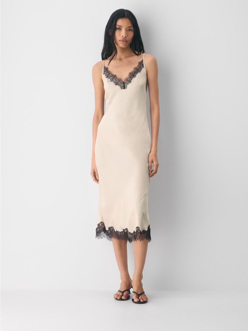 New with tag Aritzia Wilfred
Lamplight Satin Dress Marcona Beige